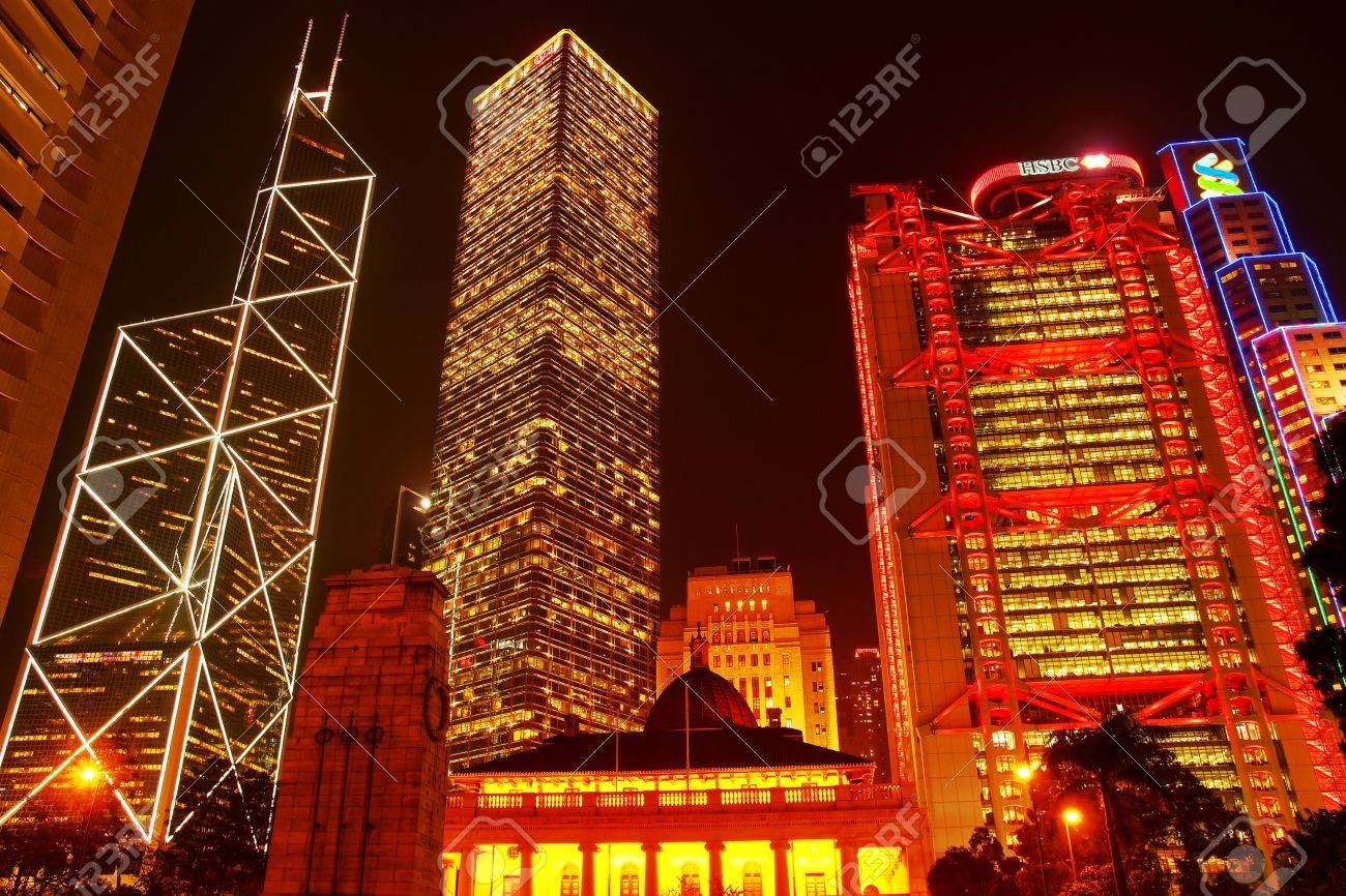 香港 - 2 月 15 日 Hong Kong ビューで夜景は、中国銀行タワーと Hsbc Hong Kong 本社ビル 2 月 15 日に Hong  Kong で 2013年の写真素材・画像素材 Image 17985756
