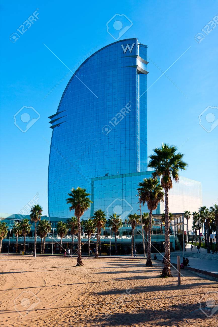 La Plage De Barcelone Et Le Bleu Hôtel W Gratte Ciel