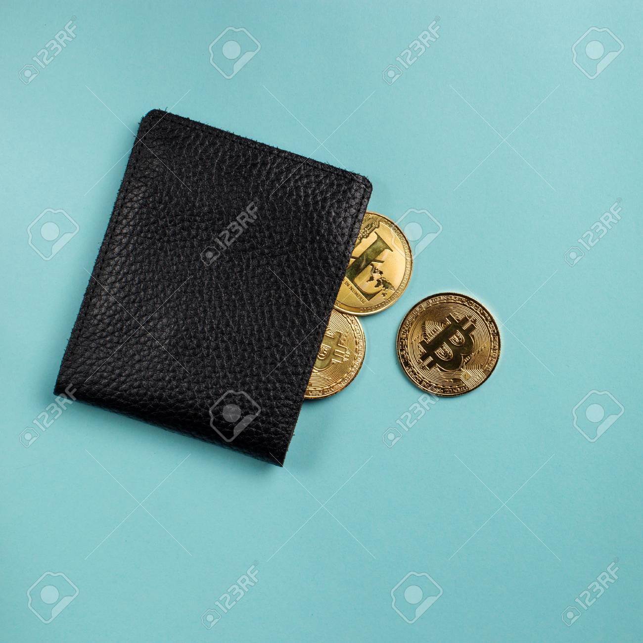 Cripto-moneda En El Monedero Físico. El Concepto De Dinero Virtual En La  Billetera. Sobre Un Fondo Azul. Fotos, retratos, imágenes y fotografía de  archivo libres de derecho. Image 105026039