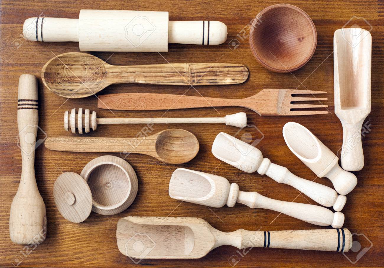 Conjunto De Los Utensilios De Cocina De Madera En El Fondo De