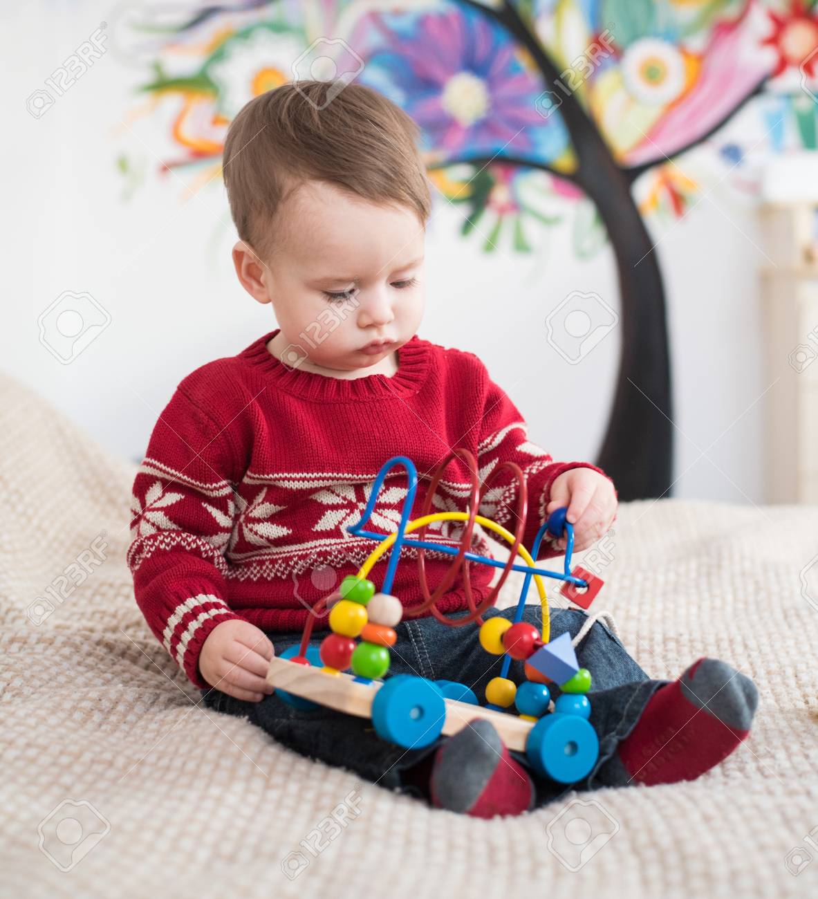Kid Junge Mit Bildungs Spielzeug Zu Hause Spielen Nettes Kleines
