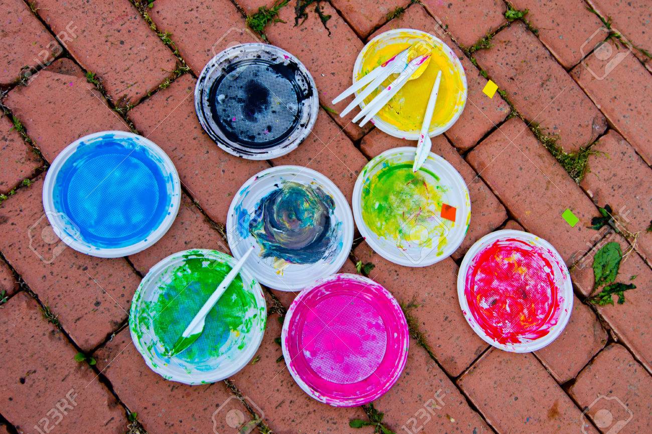 plates with colored tint to make the children play and draw colored tint