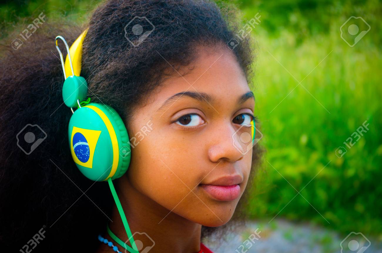 https://previews.123rf.com/images/pmmart/pmmart1709/pmmart170900051/85708227-brazilian-girl-with-the-happy-brazil-hat-for-the-arrival-of-world-sports-festival.jpg