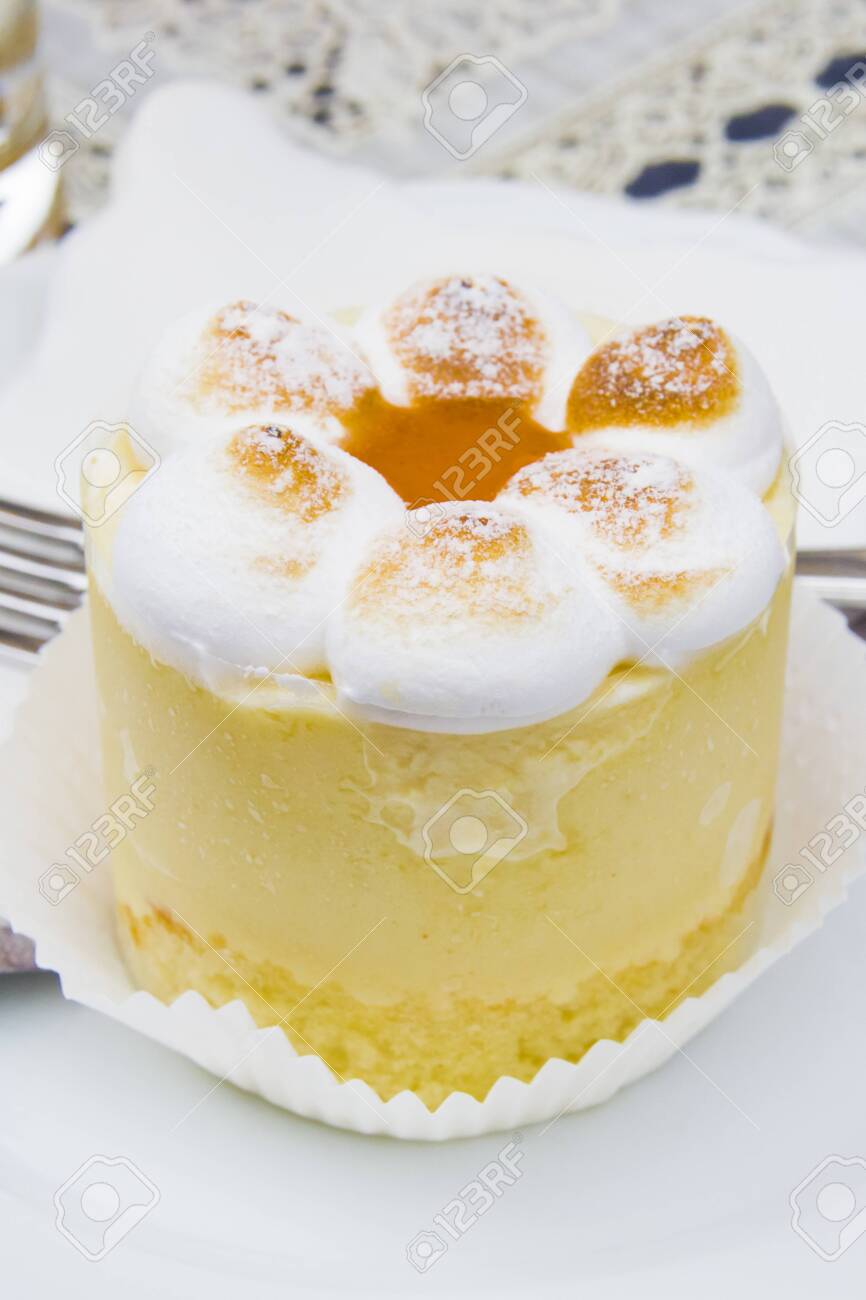 semifreddo mouse with meringue, peach ice cream and apricot jam - 145782248 semifreddo mouse with meringue, peach ice cream and apricot jam - 145782248