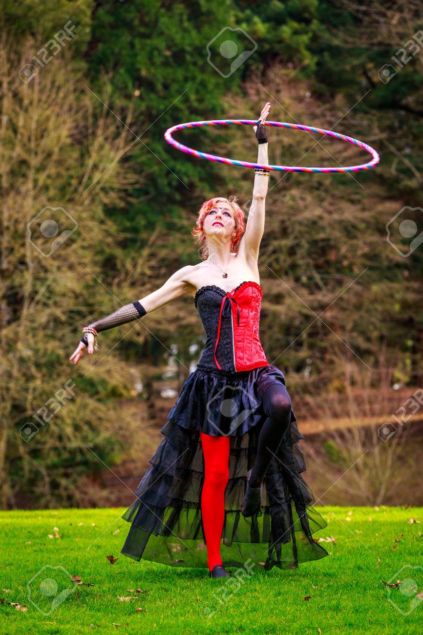 サーカスの衣装で若くてきれいな女性は 公園でフラフープで遊ぶ の写真素材 画像素材 Image