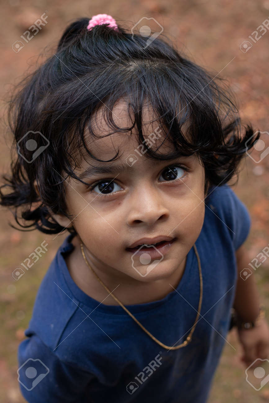 彼女の顔に好奇心をそそる表情でかわいい女の子のクローズアップの写真素材・画像素材 Image 170752840