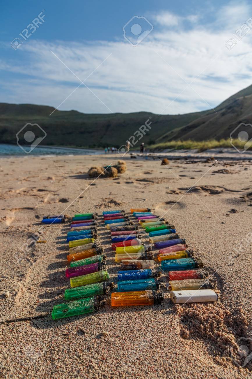 01 ビーチセックスにプラスチック製のゴミ箱の写真素材・画像素材 Image 39781658