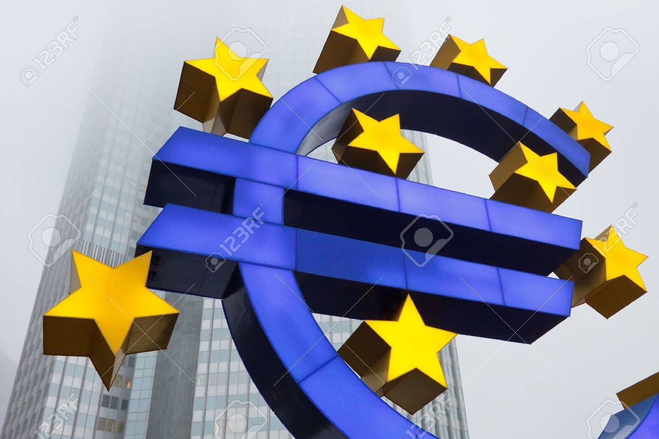 ドイツ、フランクフルトの欧州中央銀行 (ECB) でユーロ通貨記号。の写真素材・画像素材 Image 17246537