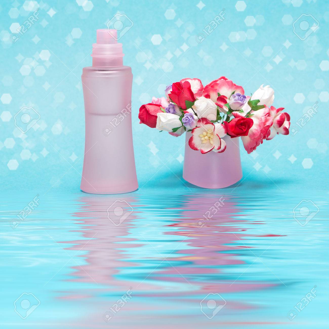 Close Up De La Bouteille De Parfum Avec Bouquet De Fleurs Dans Son Capuchon Reflète Dans La Surface De Leau Concept De Parfum Frais Et Floral
