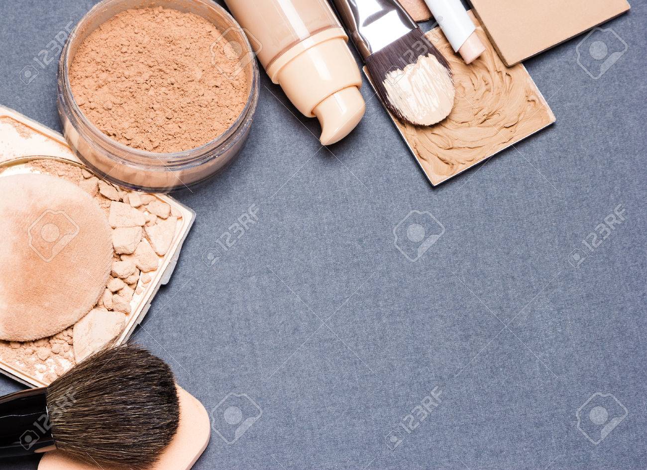 Productos de maquillaje y accesorios para emparejar el tono de la piel y el cutis: correctores, base líquida, polvo suelto y compacto, lápiz corrector, pinceles de maquillaje y esponja cosmética. copia espacio - 47036510 Productos de maquillaje y accesorios para emparejar el tono de la piel y el cutis: correctores, base líquida, polvo suelto y compacto, lápiz corrector, pinceles de maquillaje y esponja cosmética. copia espacio - 47036510