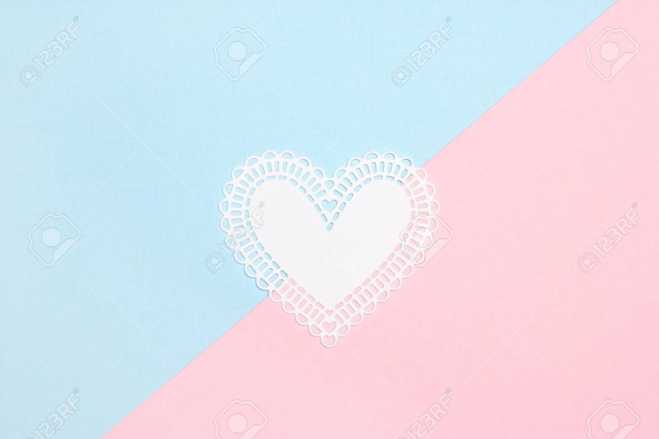 青とピンクのパステル表面にホワイトペーパーハート 愛とロマンチックな背景 の写真素材 画像素材 Image
