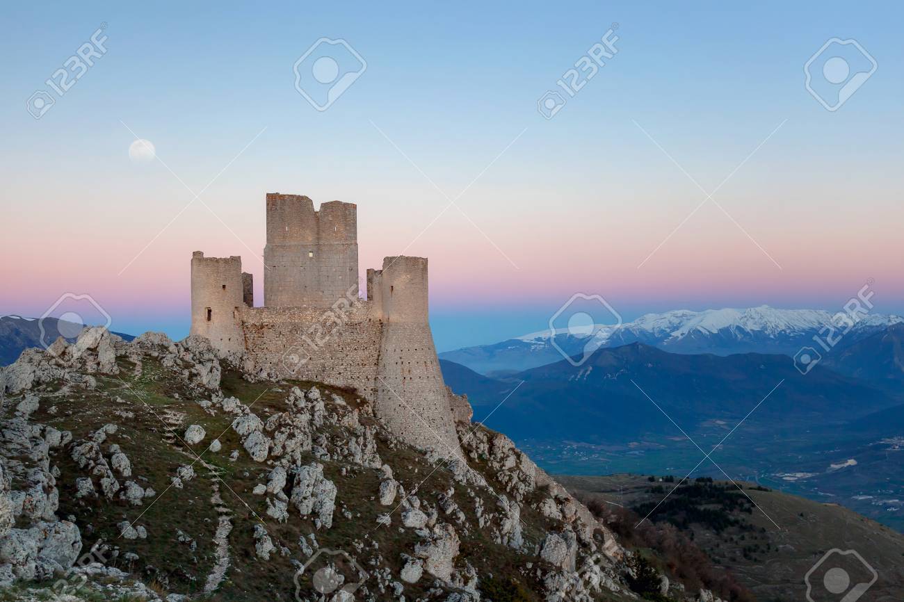 Rocca Calascio Ein Altes Italienisches Schloss Drehort Des Beruhmten Films Der Name Der Rose Und Ladyhawke Lizenzfreie Fotos Bilder Und Stock Fotografie Image 75937231
