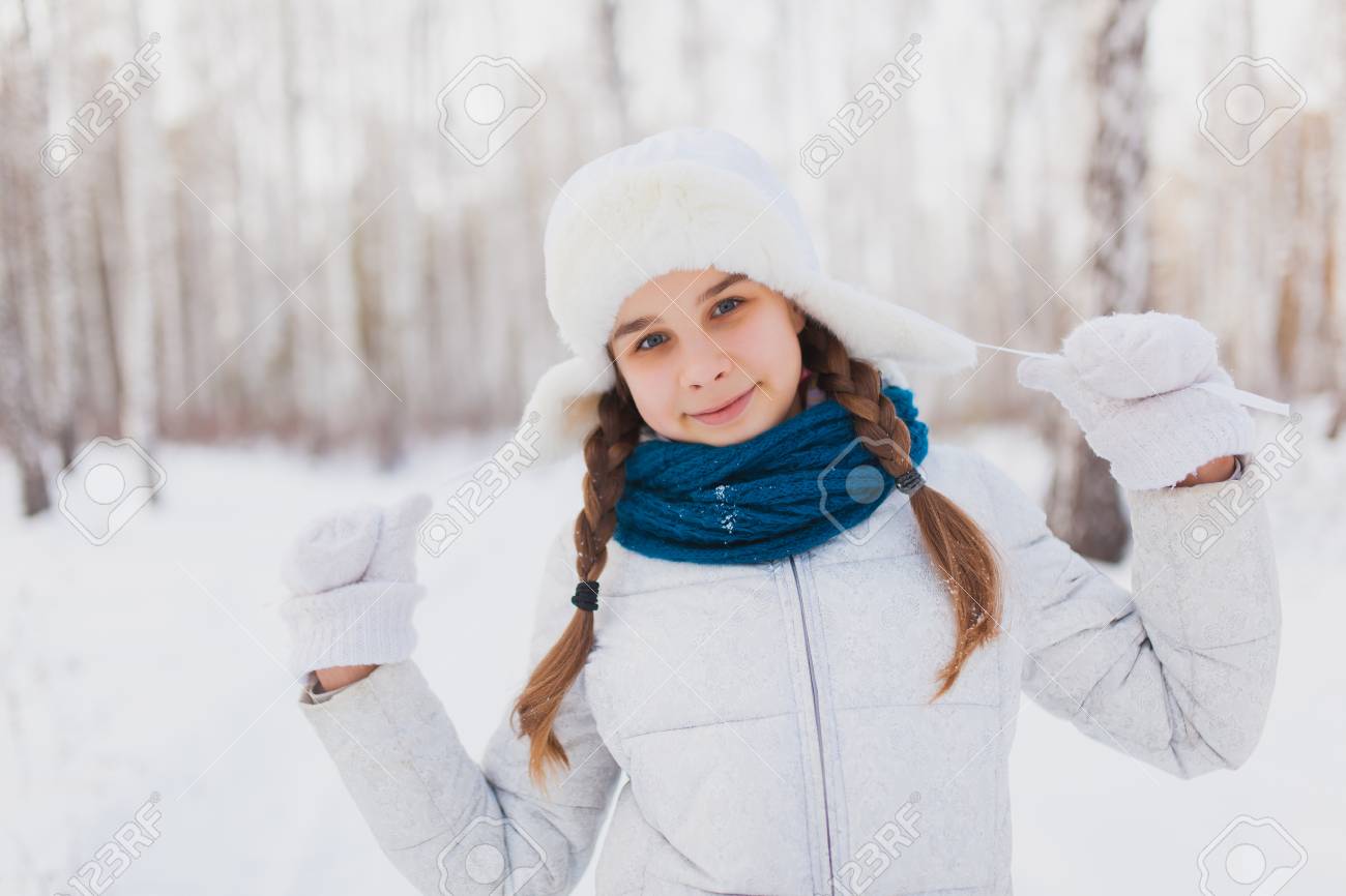 かわいい十代の少女は ウィンターパークの笑顔します フラップを耳と白い帽子の女の子と青のスカーフは笑う の写真素材 画像素材 Image かわいい十代の少女は ウィンターパークの笑顔します フラップを耳と白い帽子の女の子と青のスカーフは笑う の写真素材 画像素材 Image