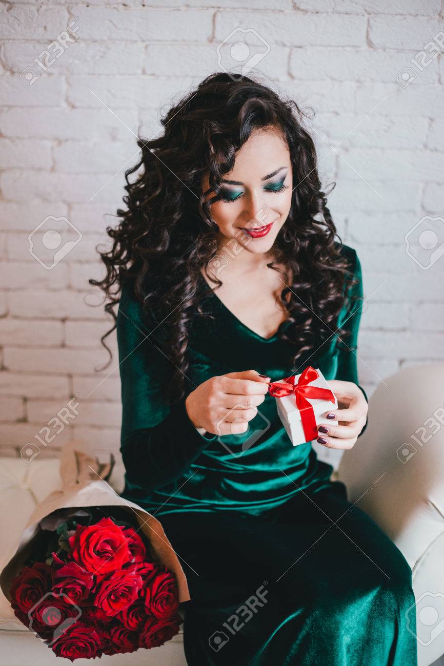 Femme Avec Du Rouge à Lèvres Rouge En Robe De Velours Vert Et Des Chaussures Rouges Avec Des Roses Rouges Et Cadeau Collage La Saint Valentin