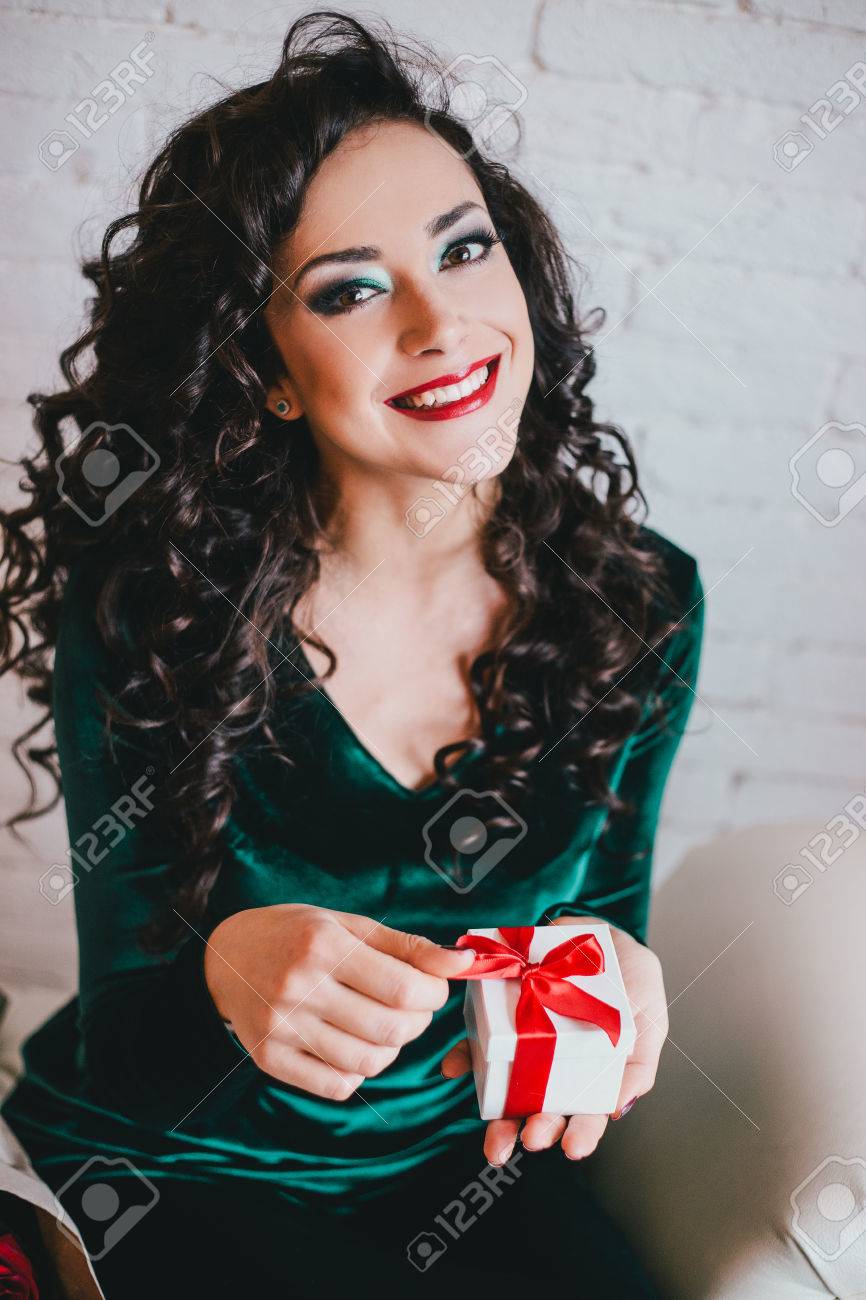 Femme Avec Du Rouge à Lèvres Rouge En Robe De Velours Vert Et Des Chaussures Rouges Et Cadeau La Saint Valentin