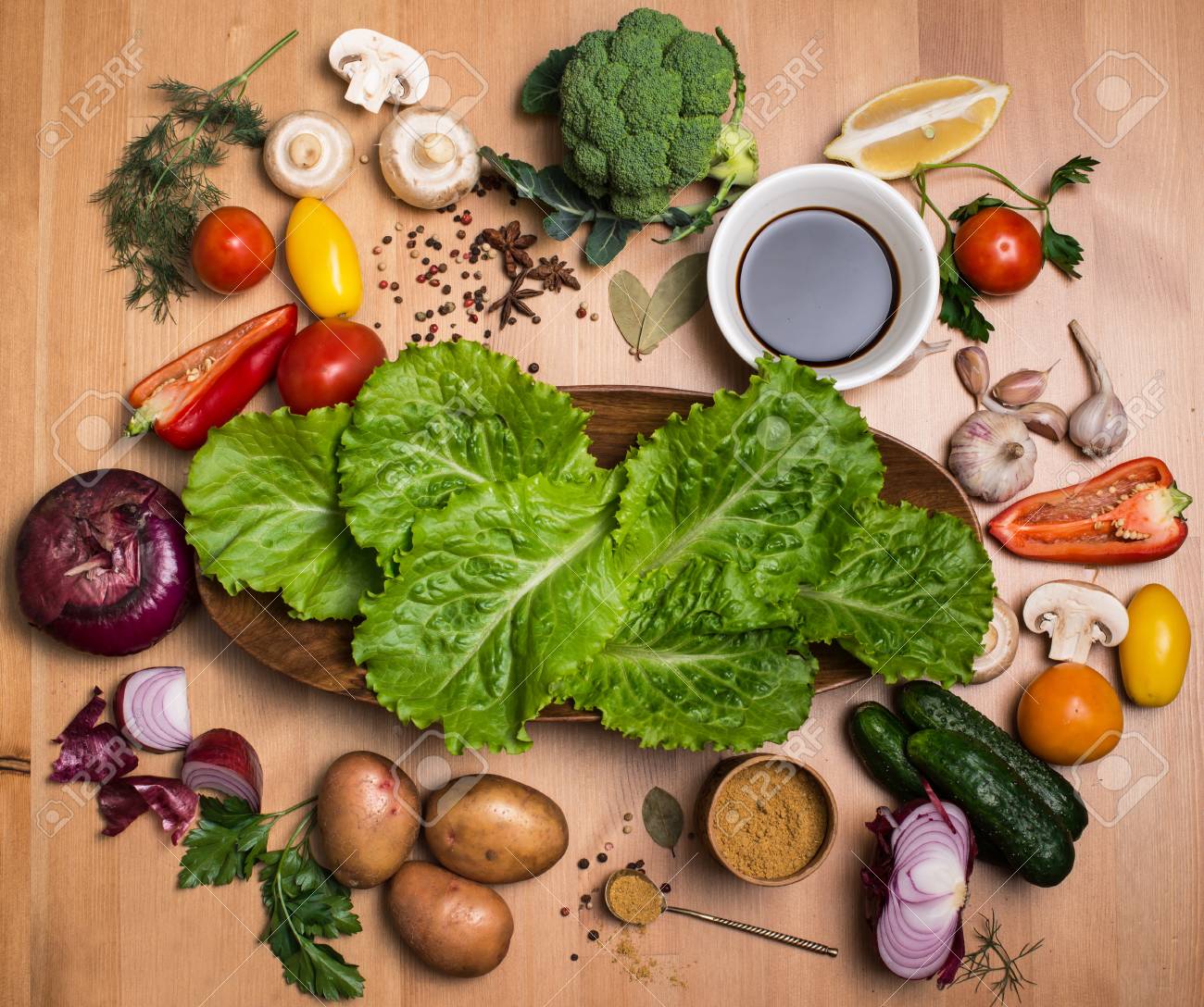 サラダの葉、ラウンド フレーム、トップ ビューで空の平板まわりの素朴 