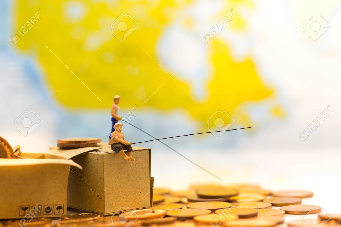 ミニチュアの人々は 人々は床からお金を取り 箱の中にスタックコインをドロップするために釣り竿を使用しています ハッキング戦略事業として使用 の写真素材 画像素材 Image