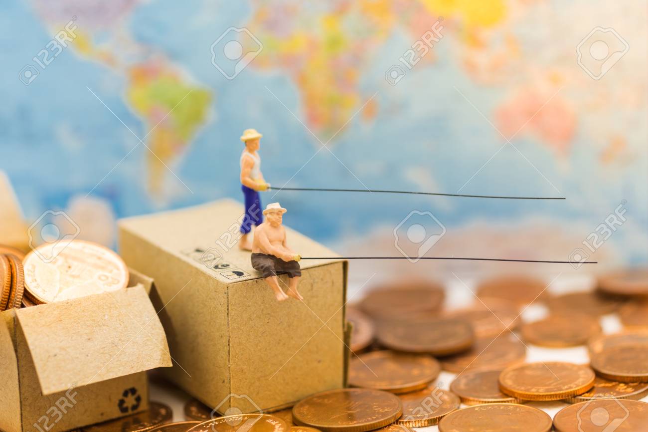 ミニチュアの人々は 人々は床からお金を取り 箱の中にスタックコインをドロップするために釣り竿を使用しています ハッキング戦略事業として使用 の写真素材 画像素材 Image
