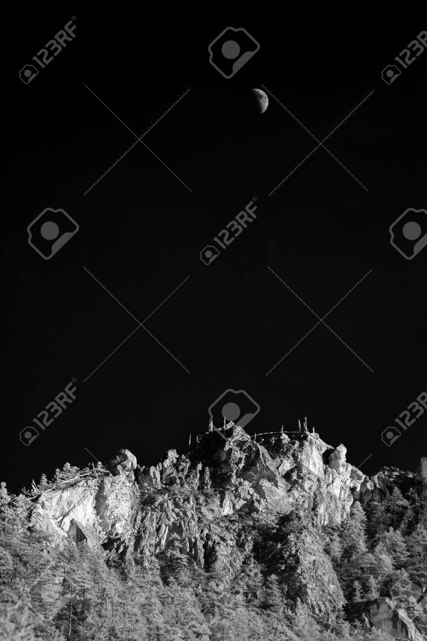 Berggipfel In Monoton Mit Dem Mond Spitze Monoton Schwarz Und Weiss Yading Daocheng Provinz Sichuan China Landschaft Natur Schone Kunst Schnee Top Mond Lizenzfreie Fotos Bilder Und Stock Fotografie Image