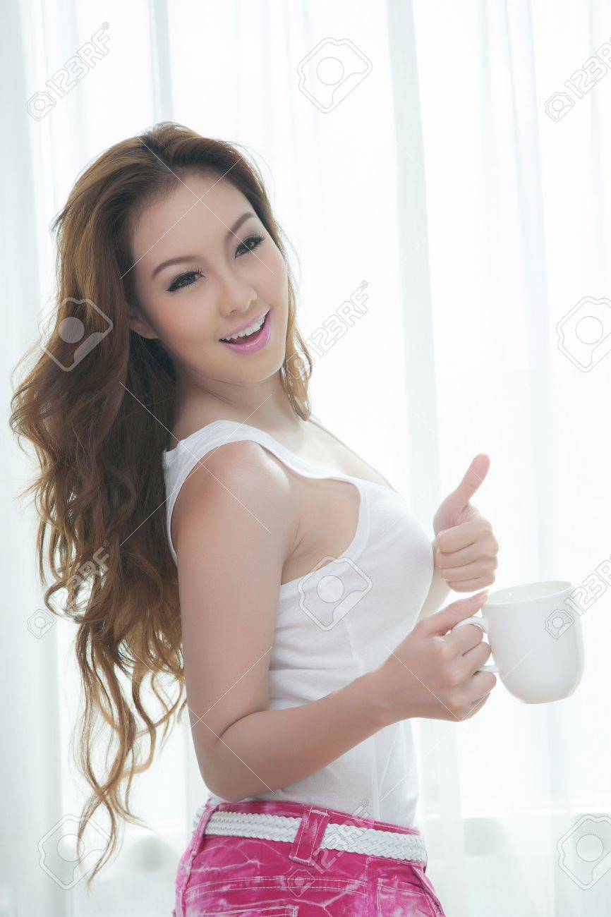 Belle Donne Giovani Con Una Tazza Di Caffè In Camera Da Letto Foto ... Belle Donne Giovani Con Una Tazza Di Caffè In Camera Da Letto Foto ...