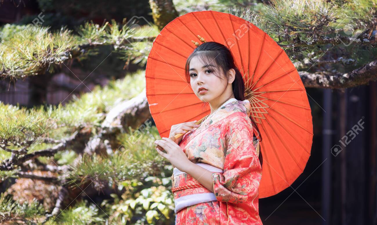 https://previews.123rf.com/images/pompjaideaw9/pompjaideaw92005/pompjaideaw9200500116/150447480-asian-woman-tourists-japanese-girl-wearing-a-kimono-holding-a-red-umbrella-beautiful-girl-wearing-tr.jpg