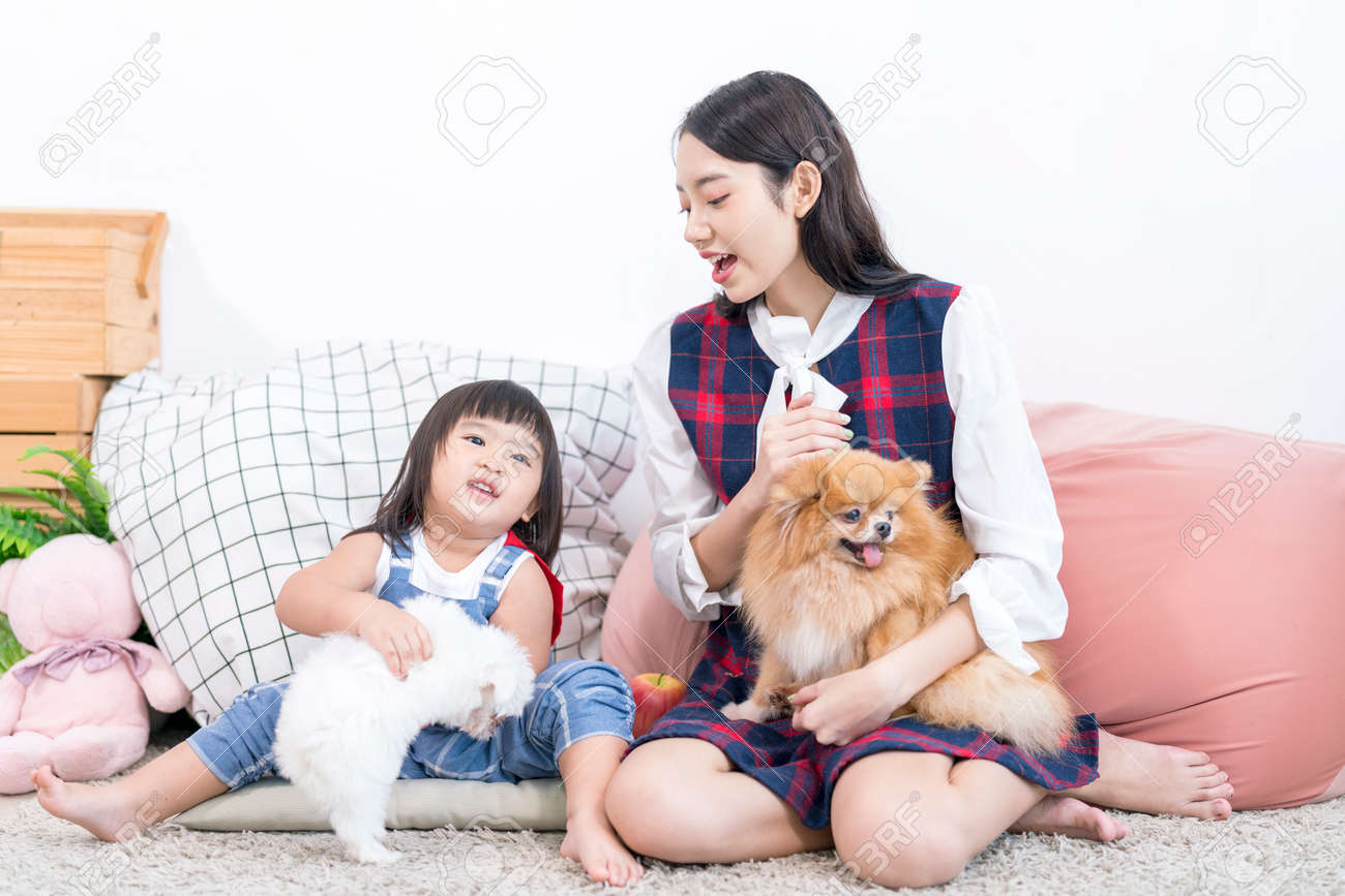 Una Joven Japonesa Y Una Niña Abrazando Perros Malteses Y Pomeranos En La Sala De Estar esposa 1300x867 Fotos De Sexo Hd Una Joven Japonesa Y Una Niña Abrazando Perros Malteses Y Pomeranos En La Sala De Estar imagen