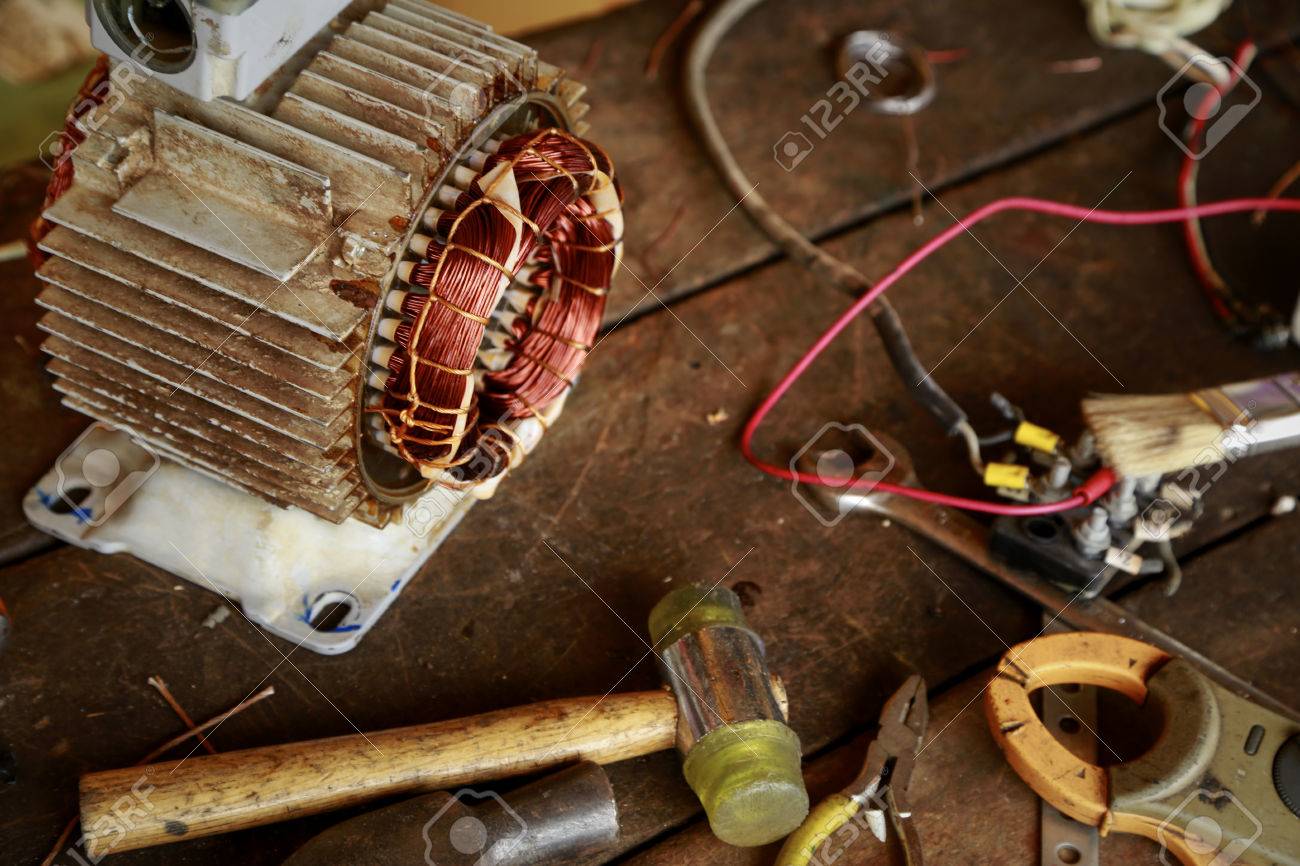 реставрация стола своими руками в домашних условиях. мастер старый разбор. детали для старинной мебелик. старинный разобрать. реставрация антикварной мебели.