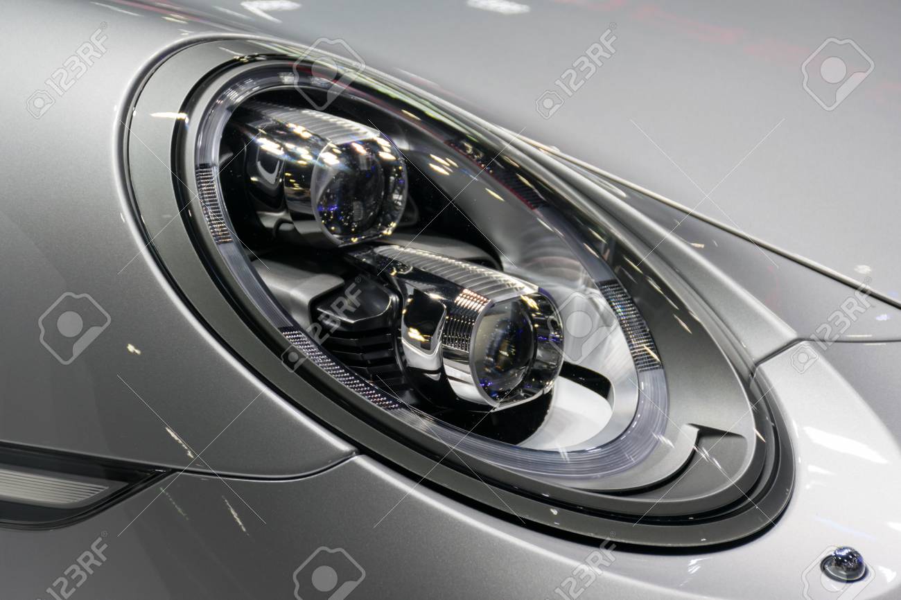 車のヘッドライトやヘッドランプはいくつかの車や自動車で自動車部品の の写真素材 画像素材 Image