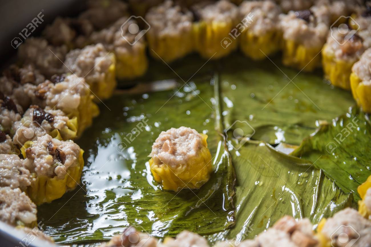 蒸し炒め餃子 点心 中国語は中華レストランで蒸し器に中華料理です の写真素材 画像素材 Image