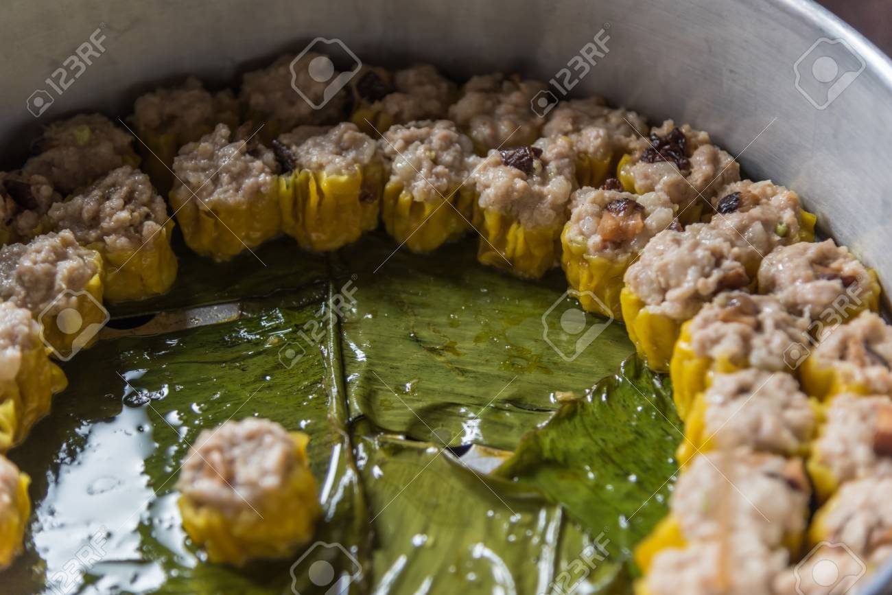 蒸し炒め餃子 点心 中国語は中華レストランで蒸し器に中華料理です の写真素材 画像素材 Image