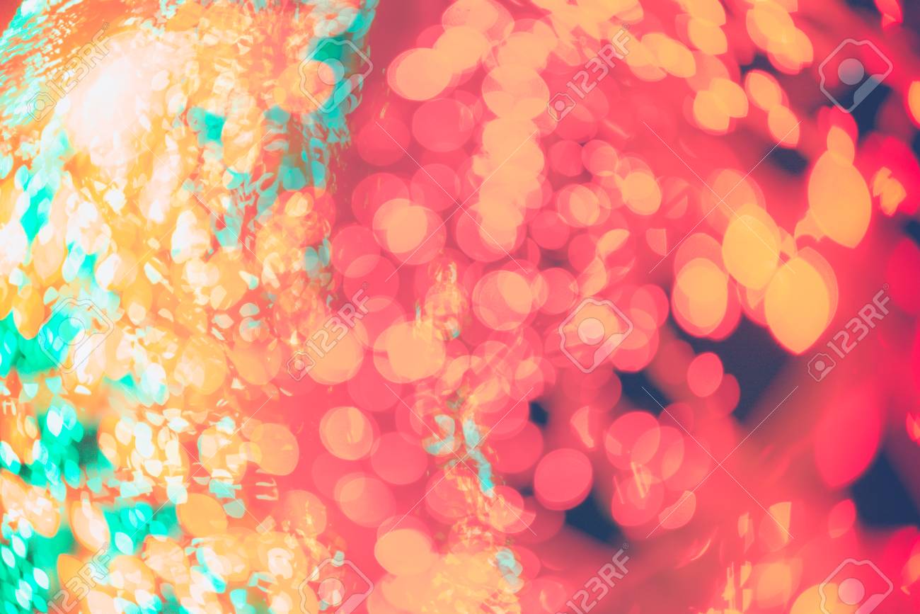 新年のお祝いやクリスマスのコンセプトで背景や壁紙のための光要素の使用でぼかしやデフォーカスによる光抽象的なボケの背景 の写真素材 画像素材 Image