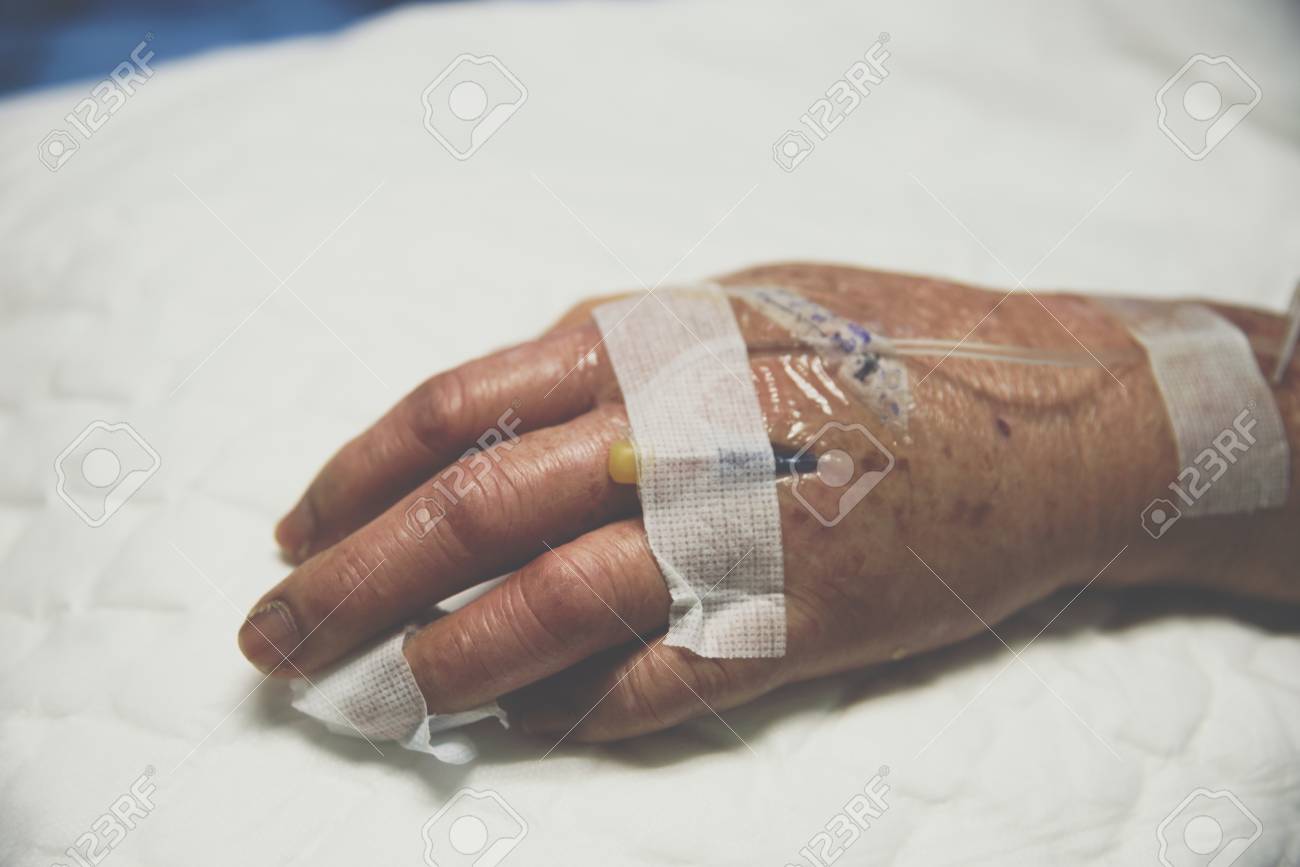 Fotos de braço tomando soro no hospital