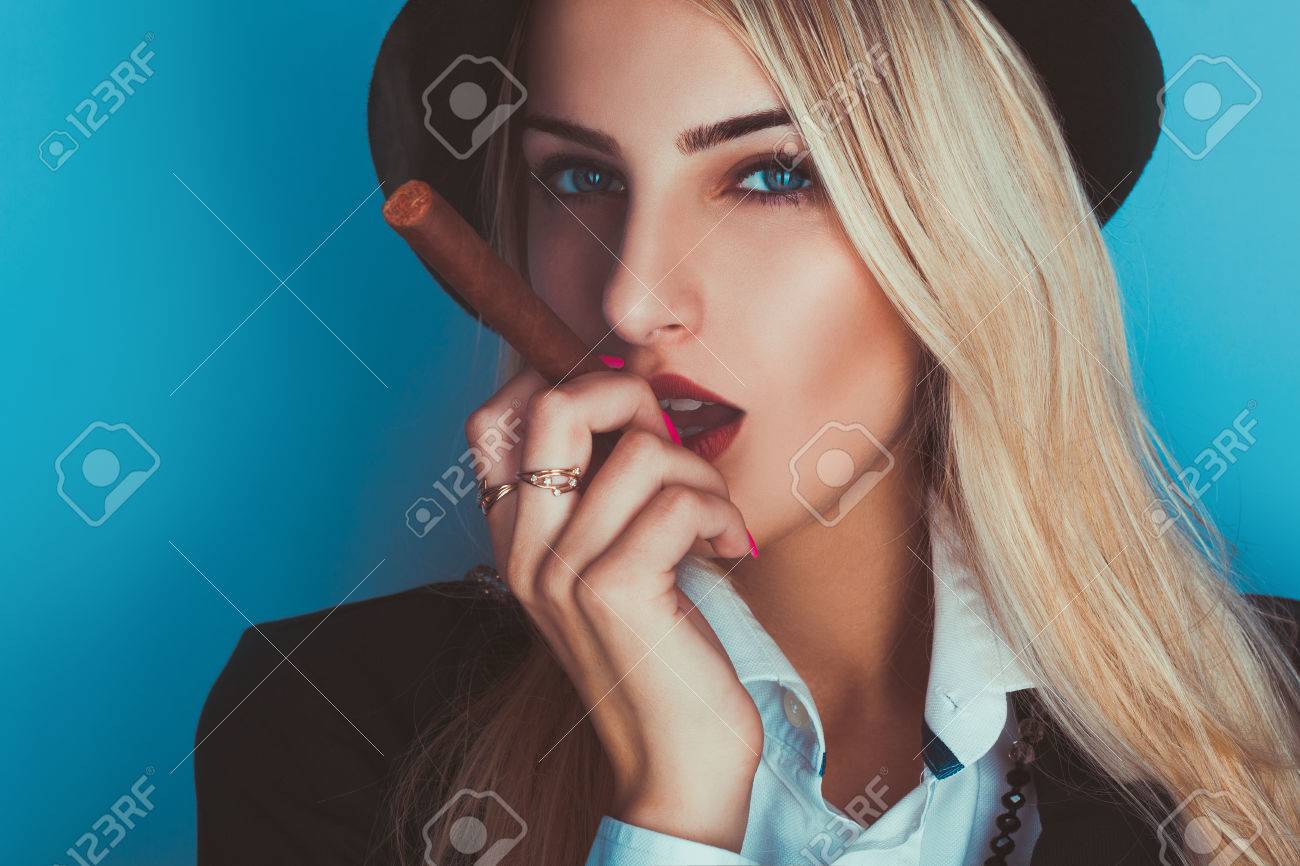 スタジオで葉巻を吸ってグラマー金髪セクシーな女性 の写真素材 画像素材 Image