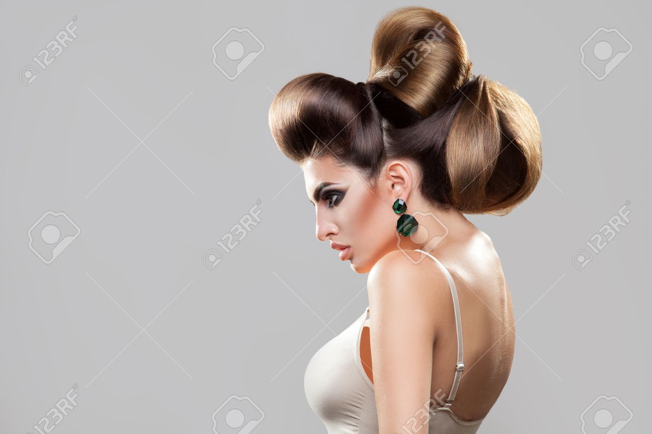 創造的な髪型とスタジオで素敵なメイクとセクシーな女性の横顔の肖像画 の写真素材 画像素材 Image