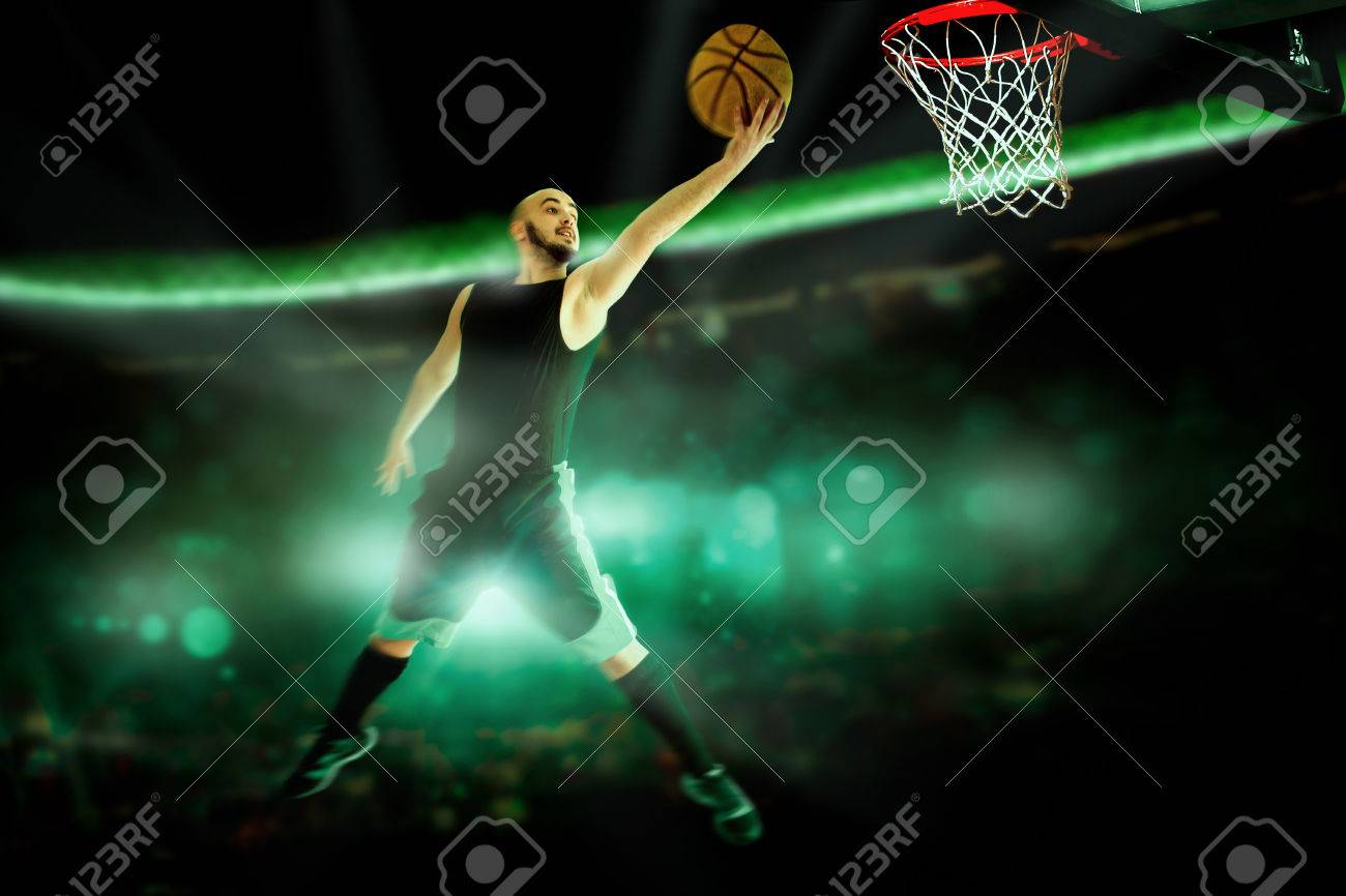 プロバスケット ボール選手の水平の肖像画は スラム ゲームでダンクします バスケット ボール ゲーム Nba スポーツマンは バスケット ボールを果たしています の写真素材 画像素材 Image