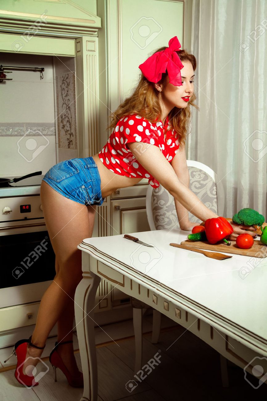 Фотосессия на красной кухне