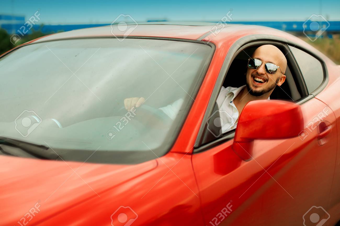サングラス赤いスポーツカーを運転し 笑顔で幸せな若い男 の写真素材 画像素材 Image サングラス赤いスポーツカーを運転し 笑顔で幸せな若い男 の写真素材 画像素材 Image