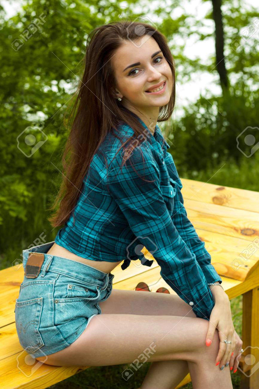 La Chica Joven Alegre En Camiseta Azul Y Pantalones De Vaqueros Sonríe En Cámara Aire Libre Fotos, Retratos, Imágenes Y Fotografía De Libres De Derecho. Image 83321224.