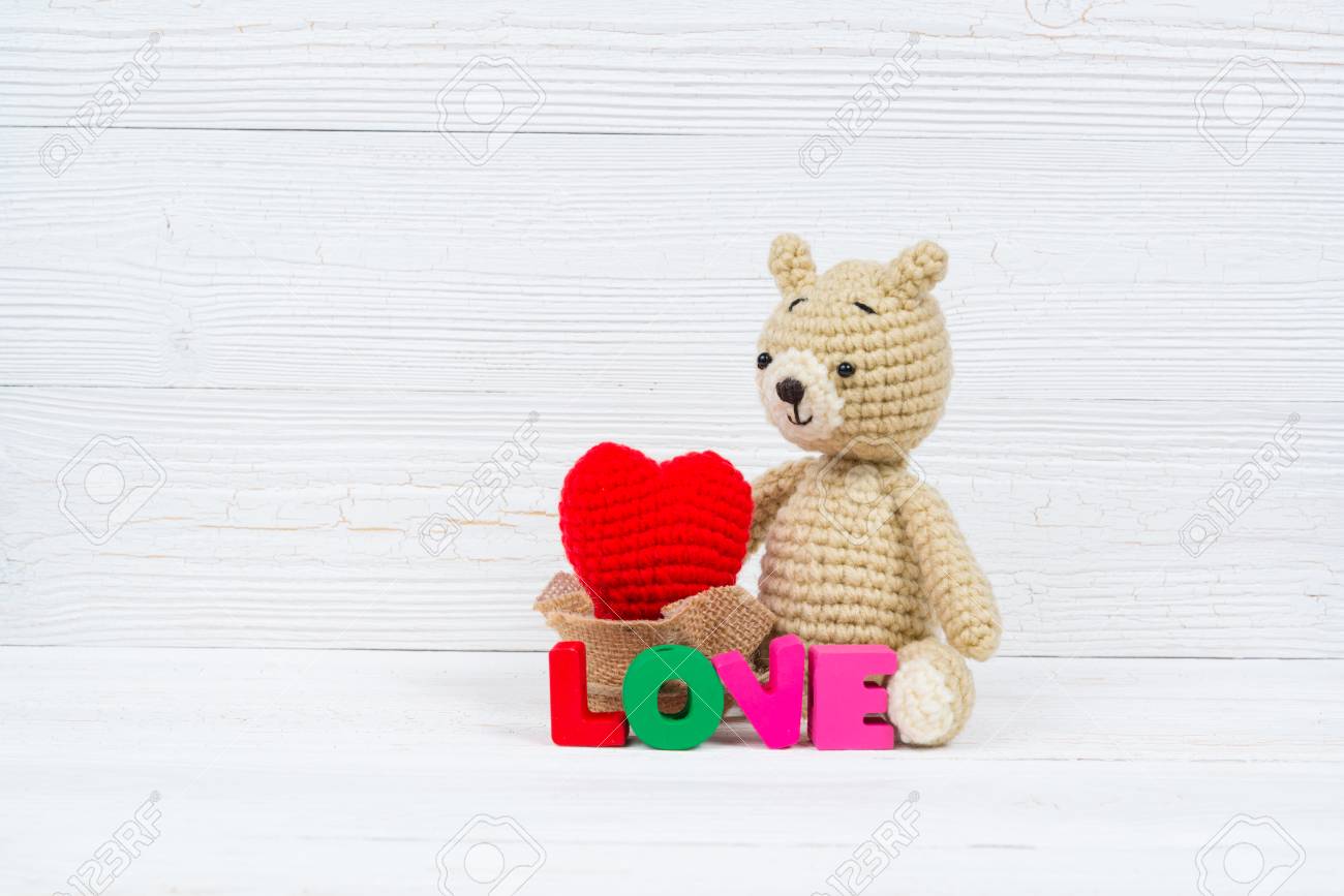 Poupee Douce Nounours Avec Texte D Amour Et Coeur Rouge A Tricoter Sur Fond En Bois Blanc Et Espace De Copie Pour Ajouter Du Texte Et Une Image Amour Et Idee De Concept