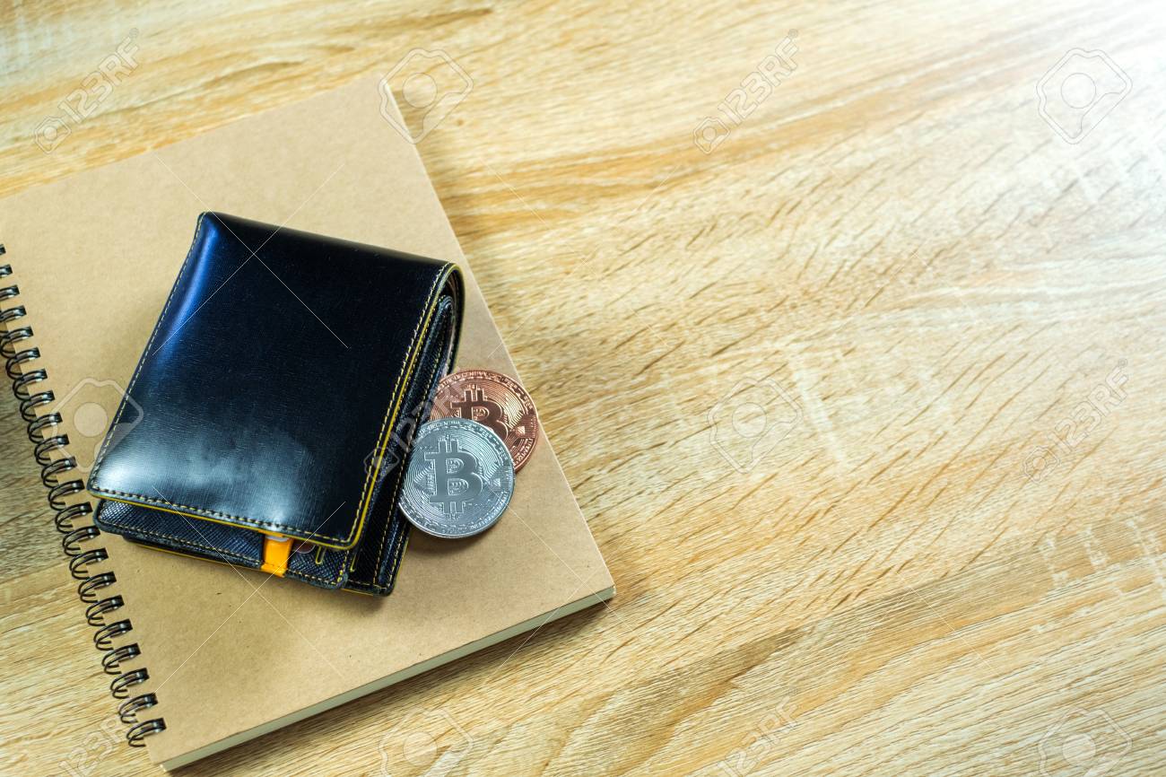 비트코인 디지털 통화 대신 가죽 지갑이나 나무 작업대 가상 암호화 화폐 비즈니스 개념 아이디어에 지갑이 있는 실제 화폐 비트 코인  로열티 무료 사진, 그림, 이미지 그리고 스톡포토그래피. Image 106729364
