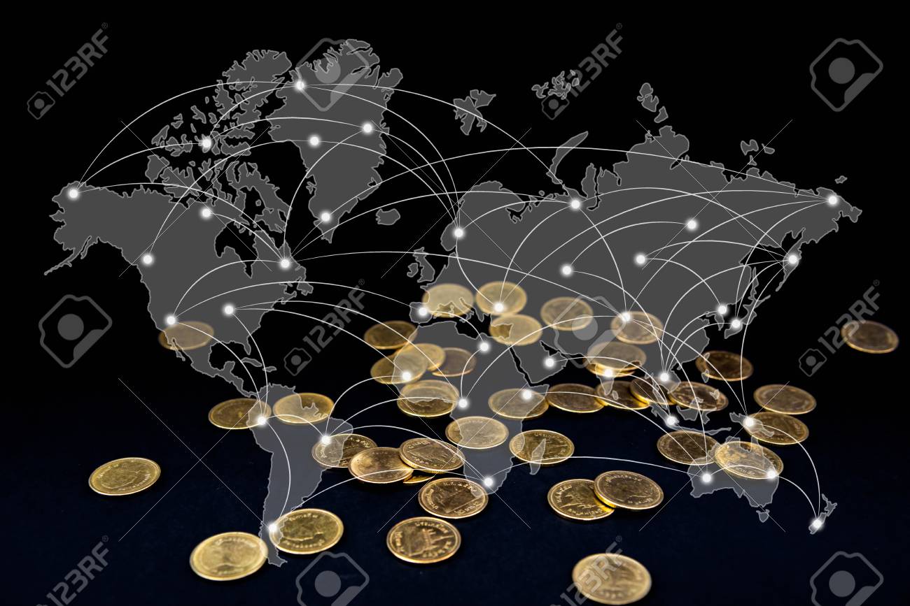 世界地図とグローバルネットワークビジネスコンセプトのアイデアで暗い背景に落下する金貨のお金の二重露出の写真素材・画像素材 Image 121820723