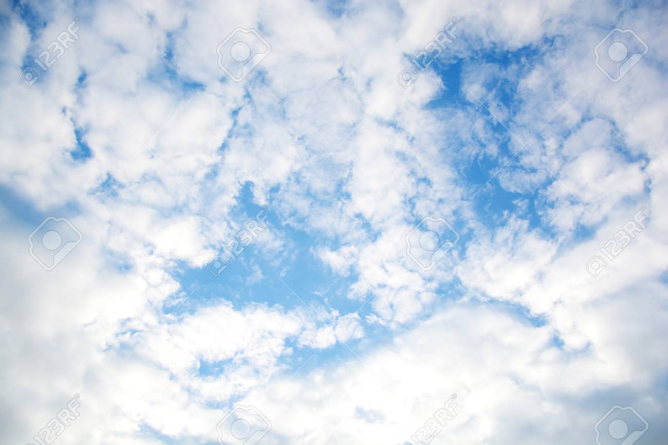 青い空に白いフワフワ雲の背景 の写真素材 画像素材 Image 青い空に白いフワフワ雲の背景 の写真素材 画像素材 Image
