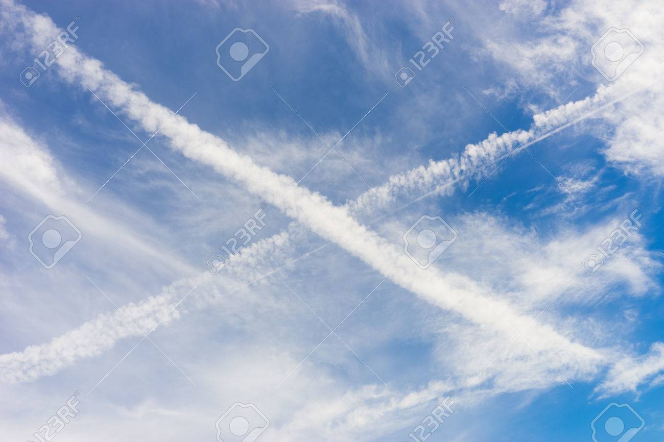 青い空 青い空に飛行機のトレース クロス上航空機凝縮コース 飛行機雲 からクラウド クロス X します の写真素材 画像素材 Image 青い空 青い空に飛行機のトレース クロス上航空機凝縮コース 飛行機雲 からクラウド クロス X します の写真素材 画像素材 Image