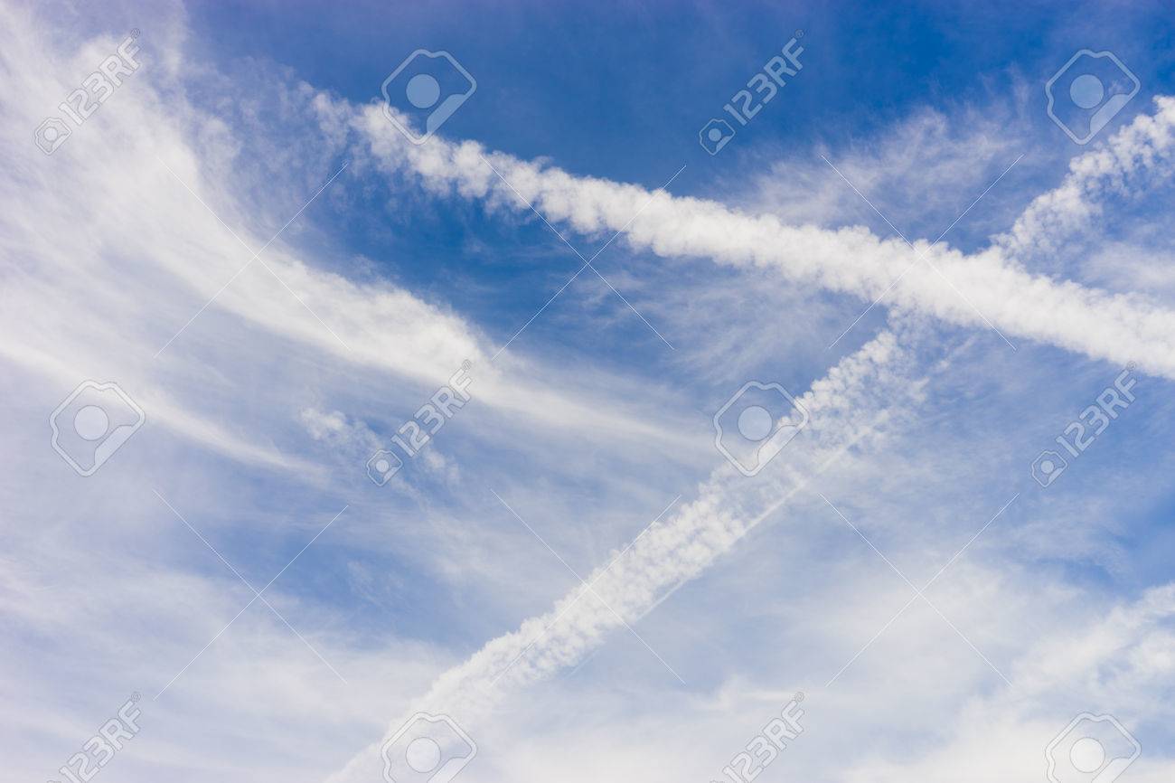 青い空 青い空に飛行機のトレース クロス上航空機凝縮コース 飛行機雲 からクラウド クロス X します の写真素材 画像素材 Image 青い空 青い空に飛行機のトレース クロス上航空機凝縮コース 飛行機雲 からクラウド クロス X します の写真素材 画像素材 Image