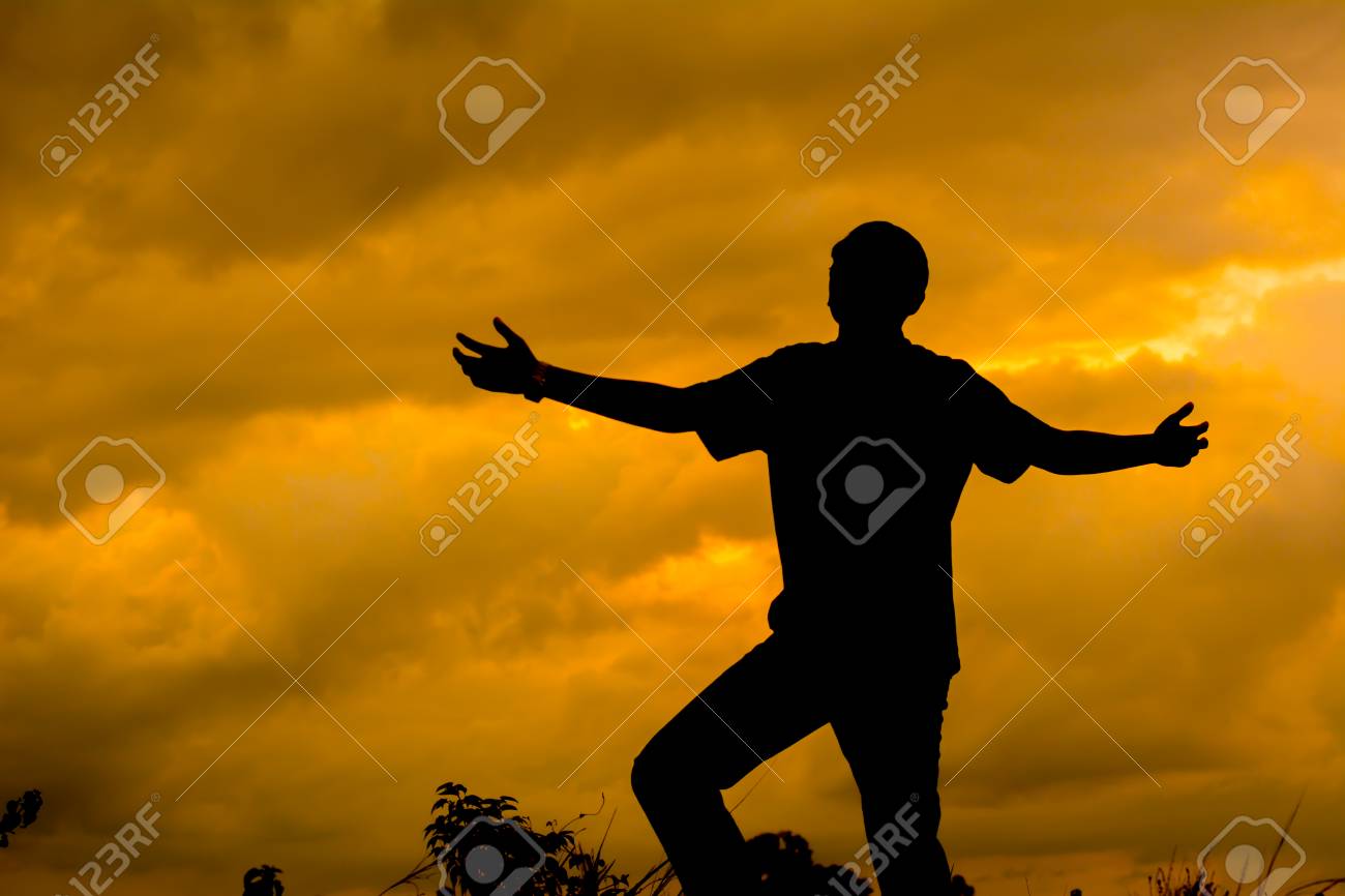 Silhueta Homem Orando Com Mao Para Deus Fundo Do Por Do Sol Fotos Retratos Imagenes Y Fotografia De Archivo Libres De Derecho Image 82447463