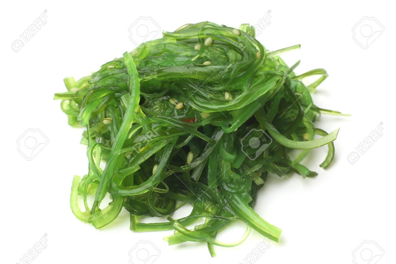 白い背景の上の従来の日本中華海藻サラダ 冷やしわかめ の写真素材 画像素材 Image