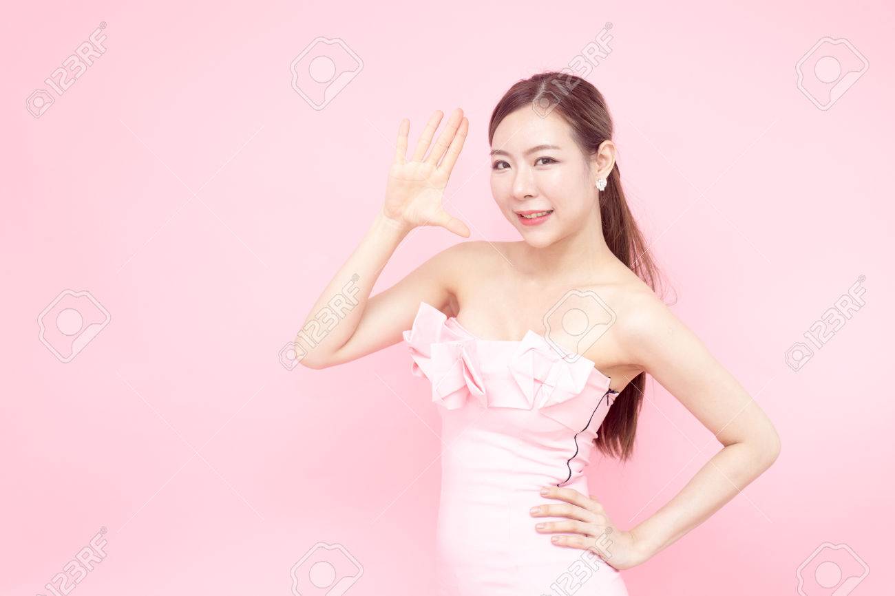 韓国の女性ファッションは 甘いピンクのセクシーな女の子 肌ケア コンセプトで 30 歳 ピンクの背景で分離された女性を設定します の写真素材 画像素材 Image
