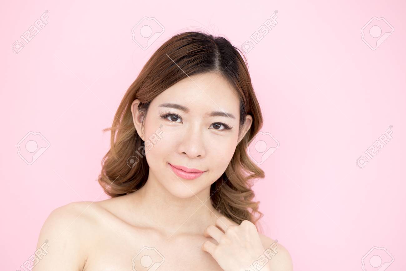 クローズ アップ美しい韓国の女性の顔 30 歳 ピンクの背景に分離されました の写真素材 画像素材 Image