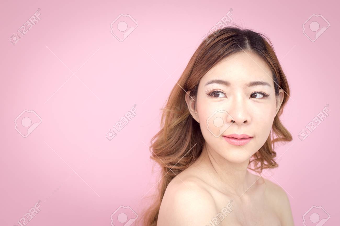 クローズ アップ美しい韓国の女性の顔 30 歳 ピンクの背景に分離されました の写真素材 画像素材 Image