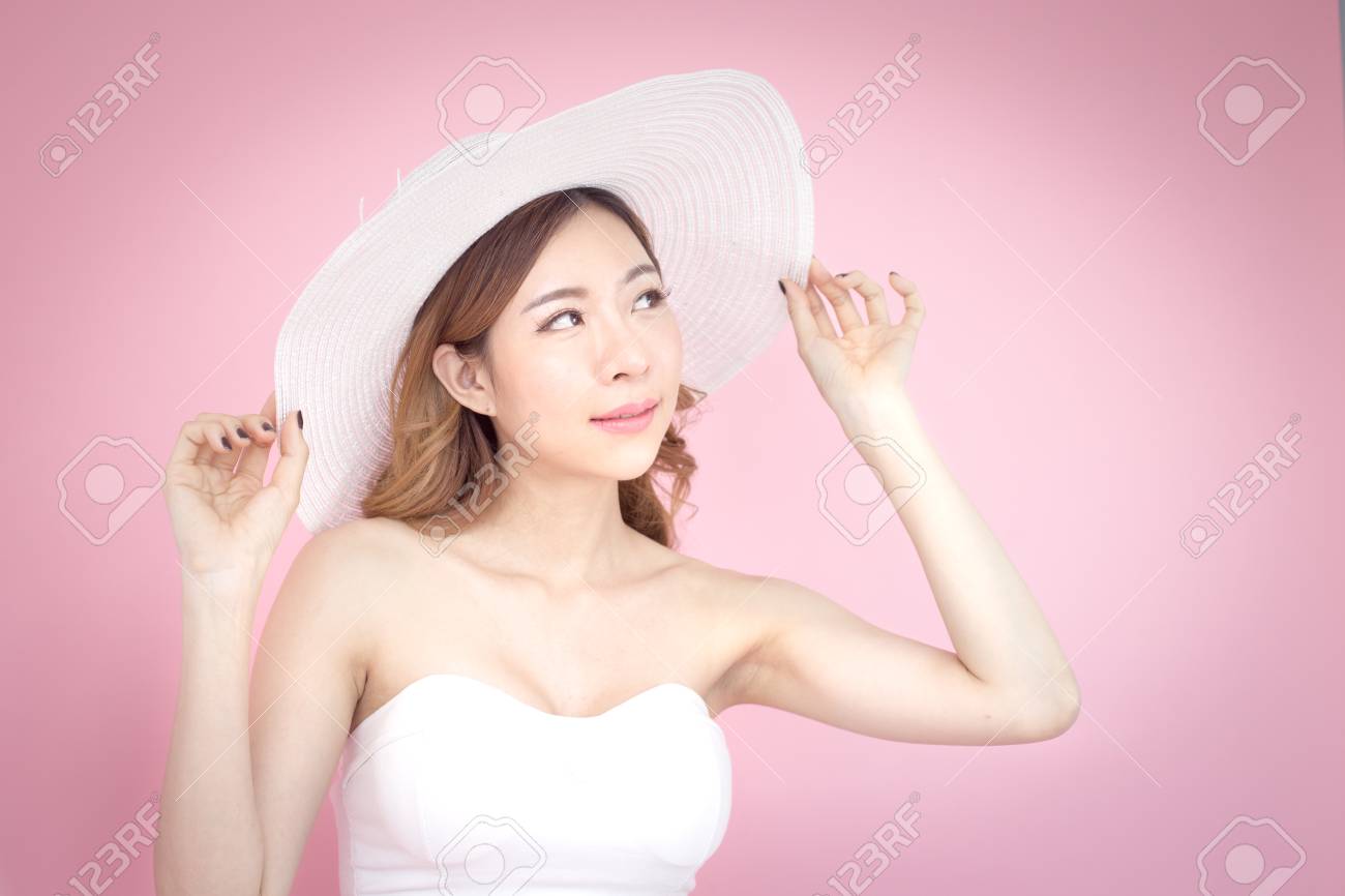 クローズ アップ夏コンセプトで 30 歳 ピンクの背景に分離された韓国美人 の写真素材 画像素材 Image